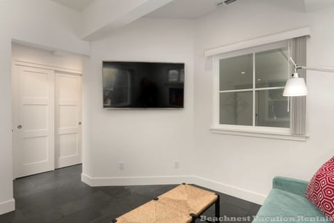 Flat-screen TV, fireplace