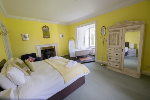 King James- In the original tower with views out to the woodlands. SK or Twin 