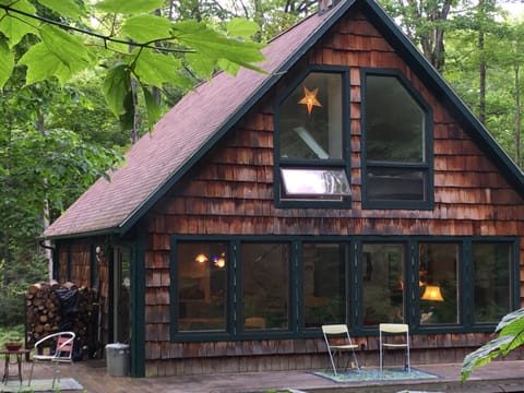 Welcome to Ruby's Chalet! Dream house in the woods 2 miles from town.
