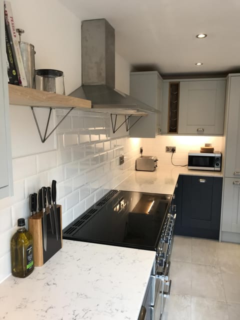 New Kitchen - Full photo scoming soon!