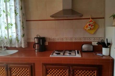 Fridge, microwave, oven, coffee/tea maker