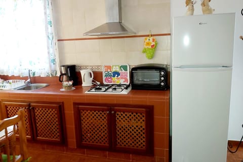 Fridge, microwave, oven, coffee/tea maker