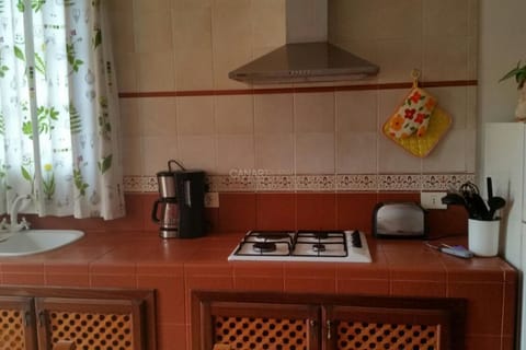 Fridge, microwave, oven, coffee/tea maker