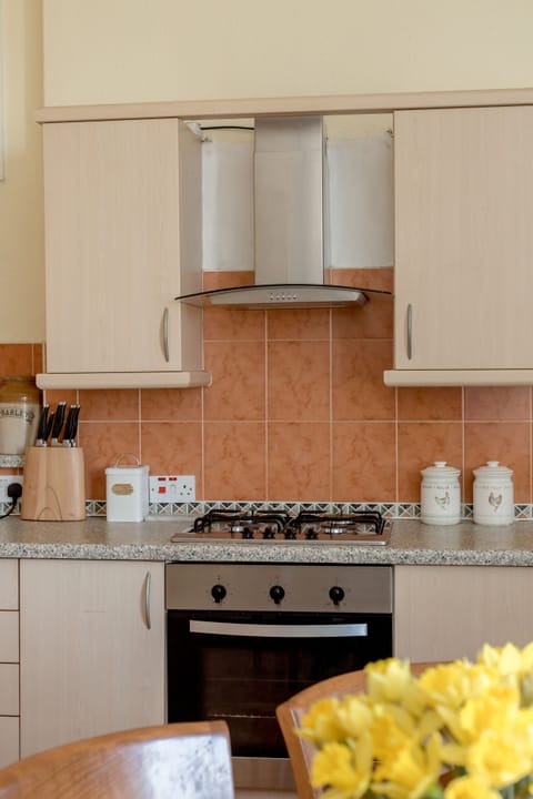 Kitchen facilities include hob, oven and microwave