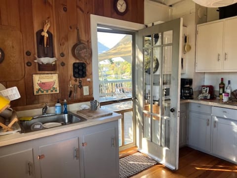 Fridge, oven, stovetop, coffee/tea maker