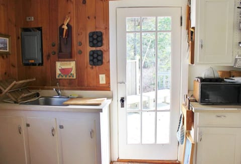 Fridge, oven, stovetop, coffee/tea maker