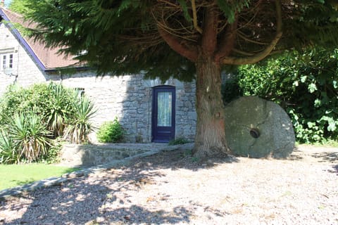 Garden to Coachman's Cottage