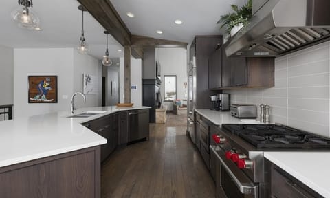 14 Claim Jumper kitchen4