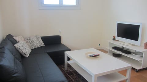 Charming apartment with a balcony in the middle of the city Condo in Tel Aviv-Yafo