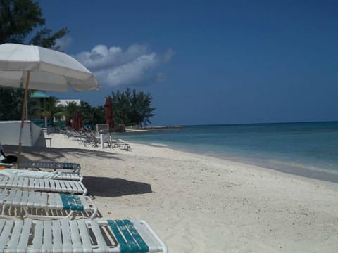 Grand Cayman - 7 Mile Beach - Condo - Week Rental - Pool & Spa Condo in Grand Cayman