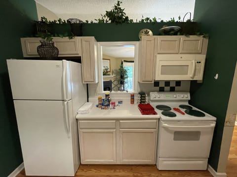 Full-size fridge, microwave, oven, stovetop