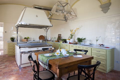 Professional chef's luxurious kitchen. Breakfast is provided daily for guest