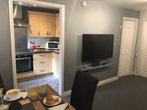 Roomotel - Hamlyn Green - Ground Floor 1 Bed Apartment in Solihull near the NEC Condo in Shirley
