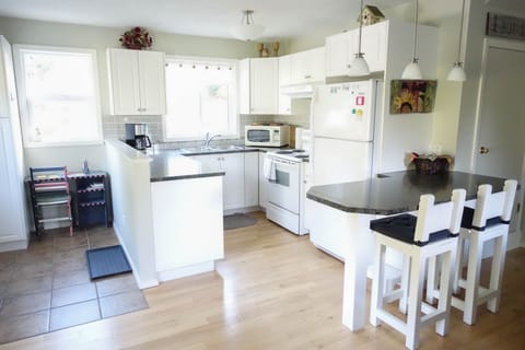 Kitchen & eating bar