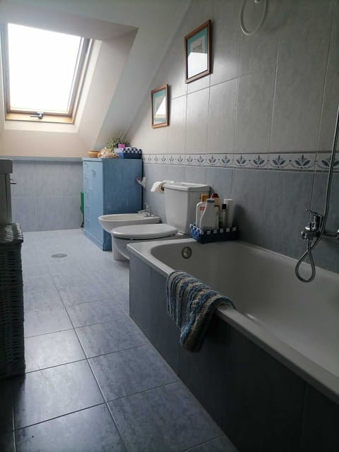 Combined shower/tub, hair dryer, bidet, towels