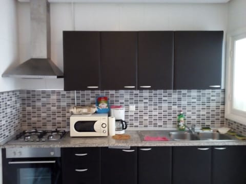 Microwave, oven, stovetop, coffee/tea maker