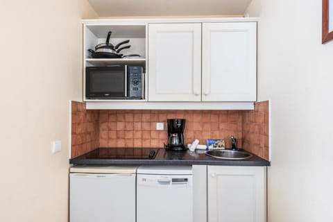 Fridge, microwave, dishwasher, coffee/tea maker