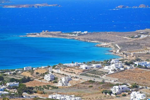 blue colours dominating the Krios beach area