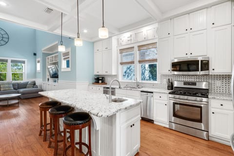 Breakfast Bar with seats for 3 guests