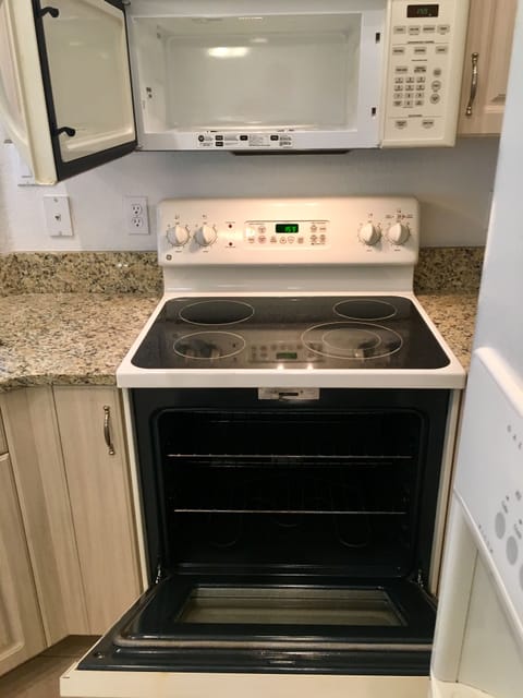 Fridge, microwave, stovetop, dishwasher