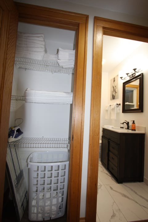 Combined shower/tub, jetted tub, hair dryer, towels