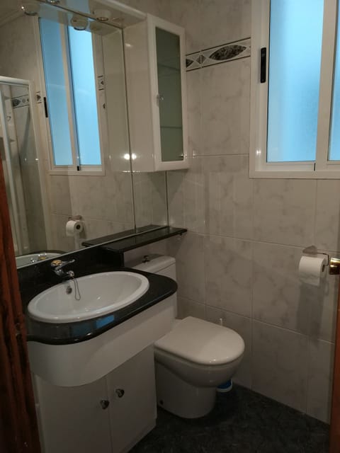 Combined shower/tub, hair dryer, bidet, towels