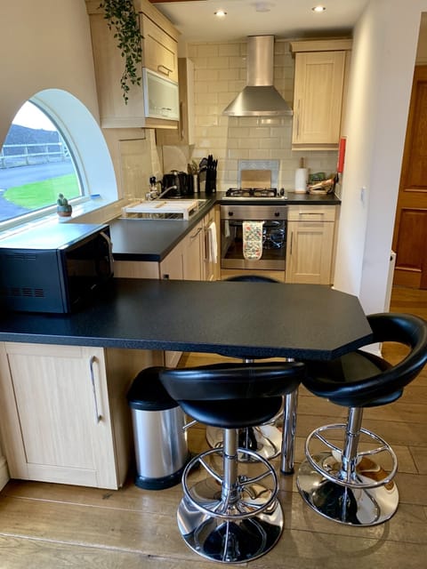 Kitchen and breakfast bar in Rusty’s Retreat