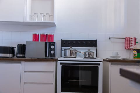 Private kitchen | Microwave, cookware/dishes/utensils