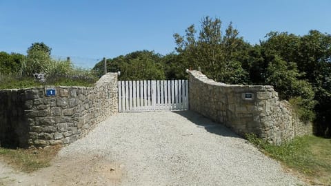 Entrance of property Automatic gate with digicode and remote control.