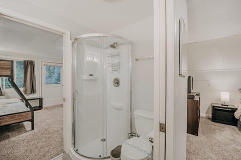 Combined shower/tub, towels