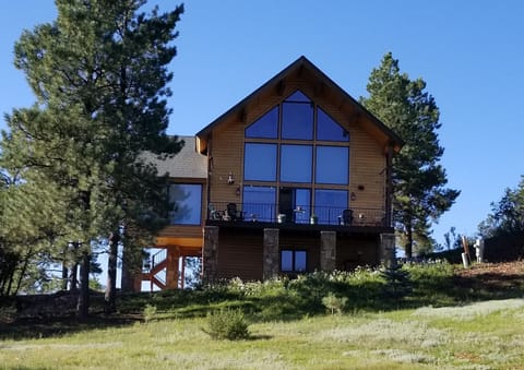 HIlltop cabin with awesome mountain views from spacious north-facing deck!