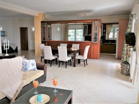 The living room and dining room area- Tv, fireplace, mountain view!