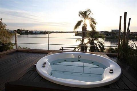 Outdoor spa tub