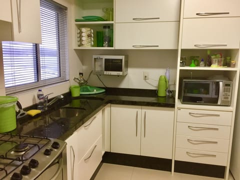 Microwave, cookware/dishes/utensils