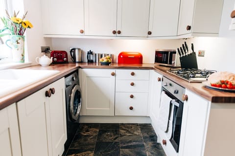 Private kitchen | Fridge, microwave, oven, stovetop