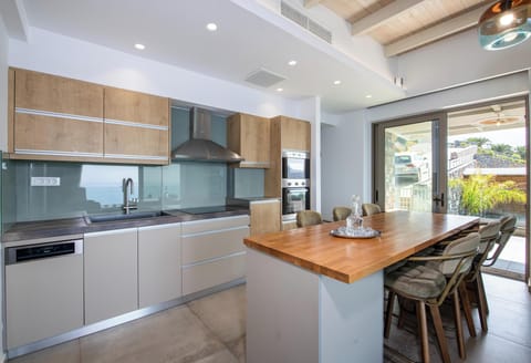 Modern and fully equipped kitchen.