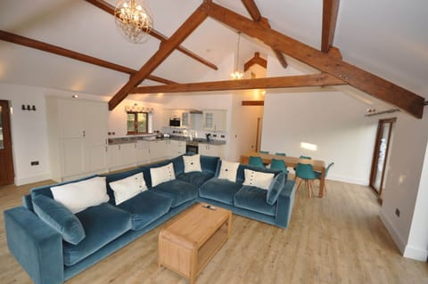 Lounge, diner & kitchen