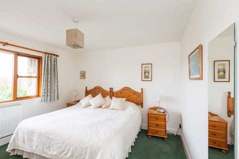 Light and spacious well equip kitchen, dishwasher, fridge freezer, microwave.