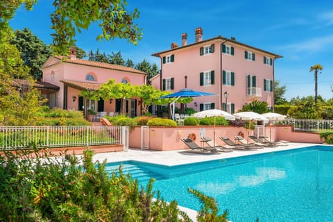 Villa e antica cappella dalla piscina