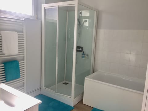 Combined shower/tub, hair dryer, towels, soap