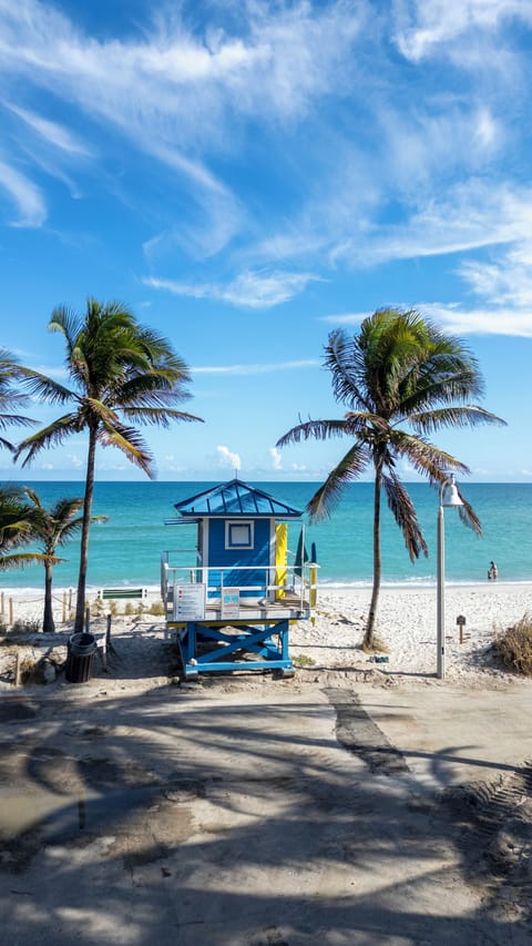 Beach nearby, sun loungers, beach towels