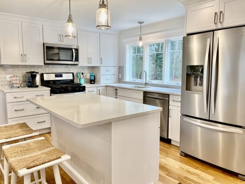 Private kitchen | Fridge, microwave, oven, stovetop