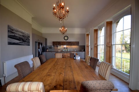 Flexible dining space for different size groups.