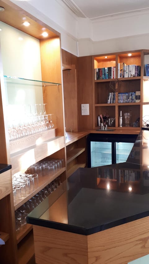 Snug lounge bar - stock your own bar!