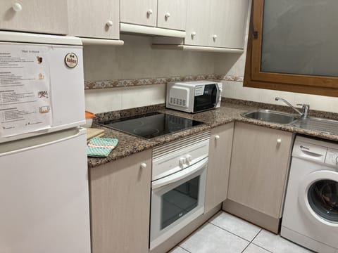 Fridge, oven, stovetop, cookware/dishes/utensils