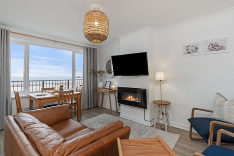 Sea front apartment with views, pet friendly