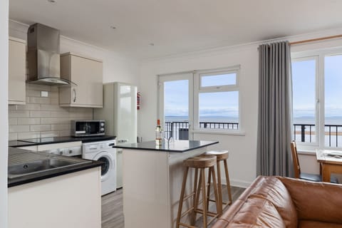 Sea front apartment with views, pet friendly
