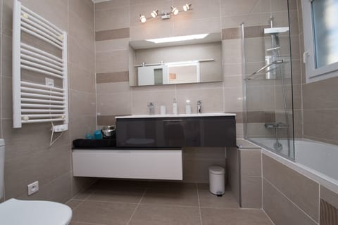 Combined shower/tub, hair dryer, towels, soap