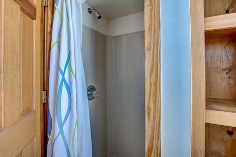 Combined shower/tub, towels