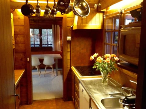 Kitchen with all appliances (stove, oven, dishwasher, fridge)